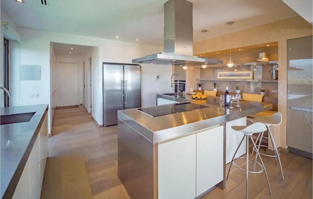 4 Bedroom Stunning Home In Moscari