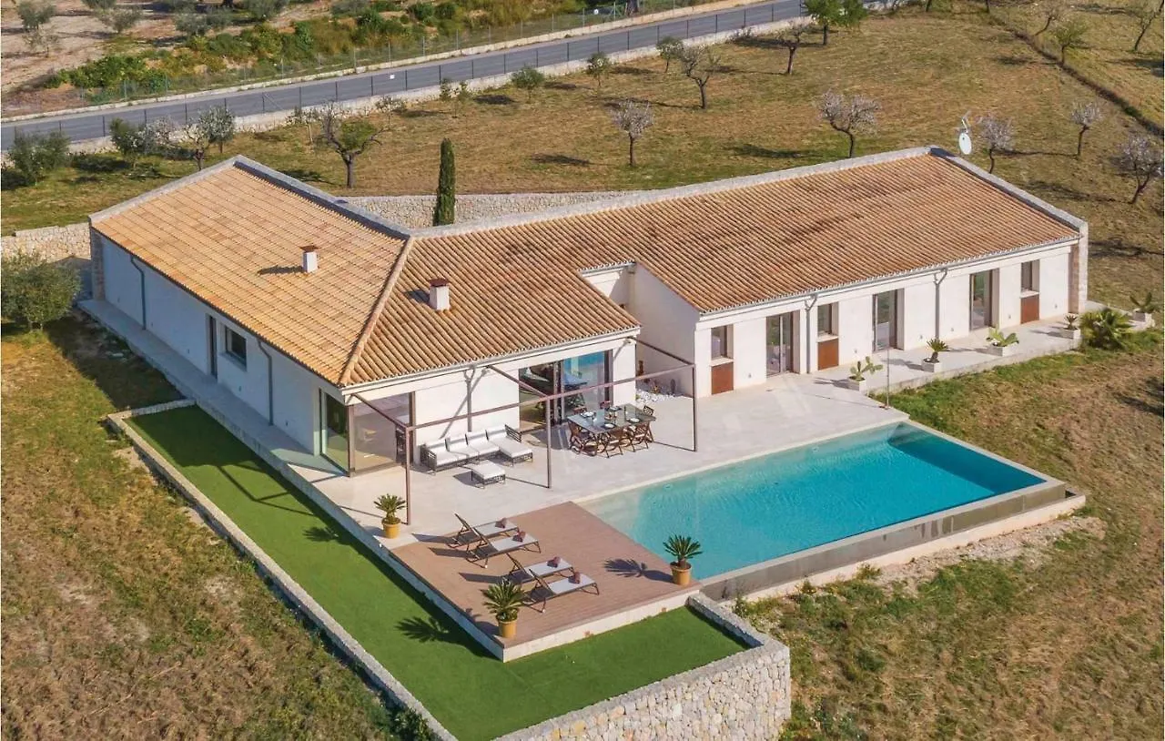 4 Bedroom Stunning Home In Moscari Tatil Evi